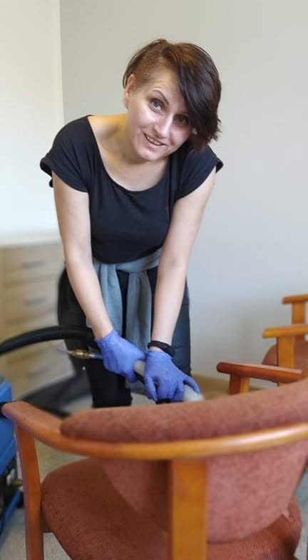Wiesława Bolin podczas pracy przy czyszczeniu tapicerki